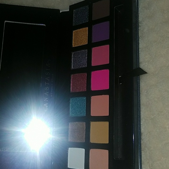 Anastasia makeup palette - Picture 2 of 2